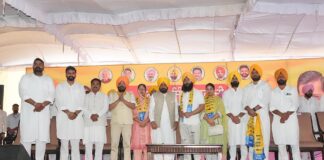 Former MLA Vaninder Kaur Loomba and Karan Singh DTO, Along with Their Supporters, Join AAP Former MLA Vaninder Kaur Loomba and Karan Singh DTO, Along with Their Supporters, Join AAP