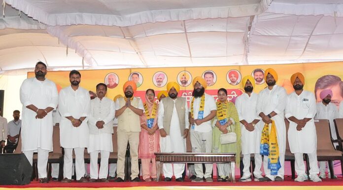 Former MLA Vaninder Kaur Loomba and Karan Singh DTO, Along with Their Supporters, Join AAP Former MLA Vaninder Kaur Loomba and Karan Singh DTO, Along with Their Supporters, Join AAP