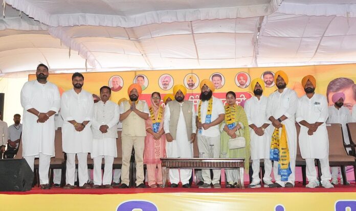 Former MLA Vaninder Kaur Loomba and Karan Singh DTO, Along with Their Supporters, Join AAP Former MLA Vaninder Kaur Loomba and Karan Singh DTO, Along with Their Supporters, Join AAP