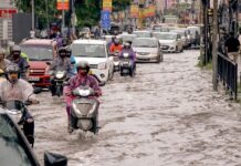 Mumbai Receives 265 mm Rain in 24 Hours; Schools Closed Amid Severe Waterlogging Mumbai Receives 265 mm Rain in 24 Hours; Schools Closed Amid Severe Waterlogging