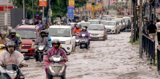 Mumbai Receives 265 mm Rain in 24 Hours; Schools Closed Amid Severe Waterlogging Mumbai Receives 265 mm Rain in 24 Hours; Schools Closed Amid Severe Waterlogging
