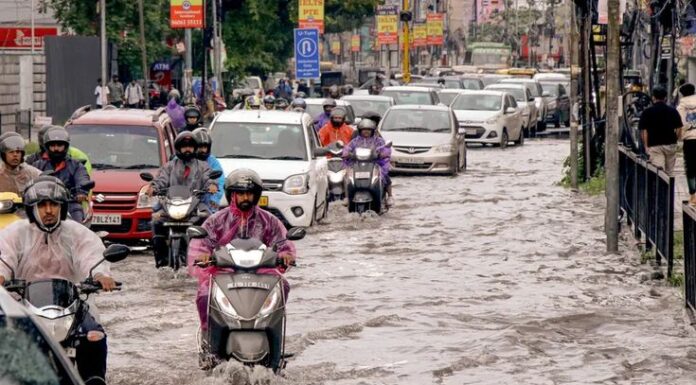 Mumbai Receives 265 mm Rain in 24 Hours; Schools Closed Amid Severe Waterlogging Mumbai Receives 265 mm Rain in 24 Hours; Schools Closed Amid Severe Waterlogging