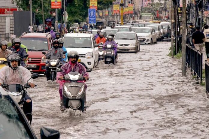 a1b14b62e6154e000aefcf5d9007b6b4 Mumbai Receives 265 mm Rain in 24 Hours; Schools Closed Amid Severe Waterlogging
