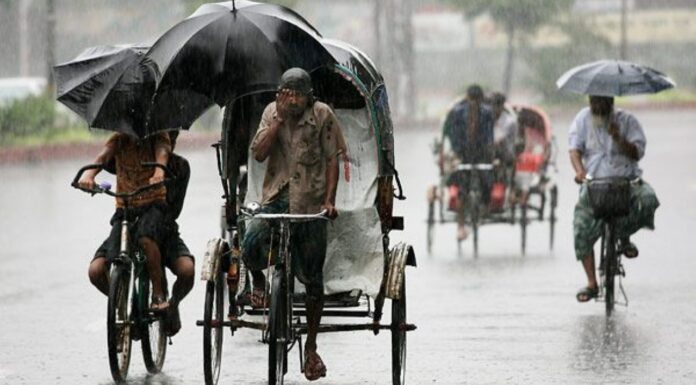 Mumbai Comes To A Standstill As Heavy Rains Disrupt Trains, Flights And Road Traffic Mumbai Comes To A Standstill As Heavy Rains Disrupt Trains, Flights And Road Traffic