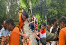 Viral Video: Anonymous Swiggy And Zomato Orders Feed CJP Protesters At Jantar Mantar Viral Video: Anonymous Swiggy And Zomato Orders Feed CJP Protesters At Jantar Mantar