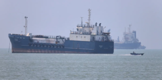 Iran Escalates Pressure, Says Oil Tankers Must Obey Navigation Rules in Strait of Hormuz
