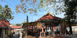 Kottankulangara Devi Temple: The Unique Shrine Where Men Perform Solah Shringar Before Darshan Kottankulangara Devi Temple: The Unique Shrine Where Men Perform Solah Shringar Before Darshan