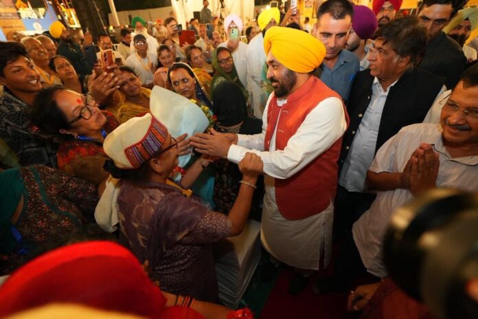 Punjab Expands Pilgrimage Scheme, Arvind Kejriwal, CM Bhagwant Mann Flag Off 15 Buses in Hoshiarpur Punjab Expands Pilgrimage Scheme, Arvind Kejriwal, CM Bhagwant Mann Flag Off 15 Buses in Hoshiarpur