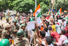 Students Take to Streets in Patna, Break Barricades During March Towards CM House