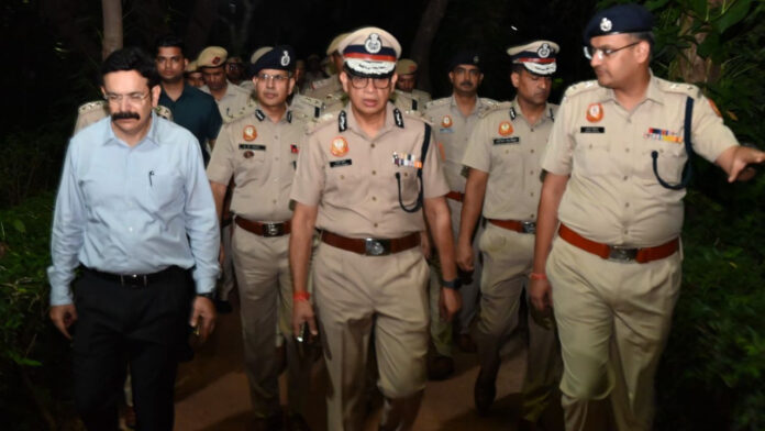 Delhi Police Commissioner Anurag Kumar Hits Streets, Reviews Security Arrangements on Foot