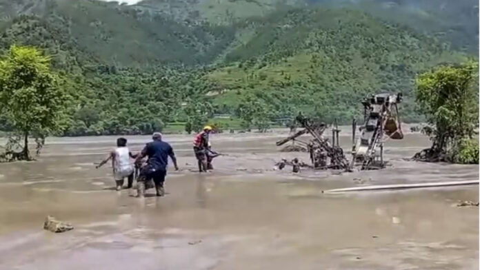 UP Flood Alert: Gandak River Pressure Breaks Embankment, Several Villages Hit by Rising Water