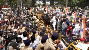 Daroga Recruitment Protest Turns Chaotic in Patna as Students Break Police Barricades