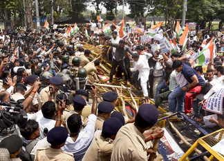 Daroga Recruitment Protest Turns Chaotic in Patna as Students Break Police Barricades
