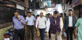 Officials Inspect Facilities for Devotees at Banke Bihari Temple in Vrindavan Officials Inspect Facilities for Devotees at Banke Bihari Temple in Vrindavan