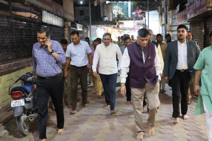Officials Inspect Facilities for Devotees at Banke Bihari Temple in Vrindavan Officials Inspect Facilities for Devotees at Banke Bihari Temple in Vrindavan