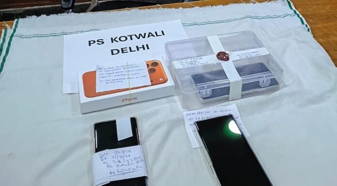 Mobile Fraud Racket Busted in Chandni Chowk; Four Shopkeepers Arrested Mobile Fraud Racket Busted in Chandni Chowk; Four Shopkeepers Arrested