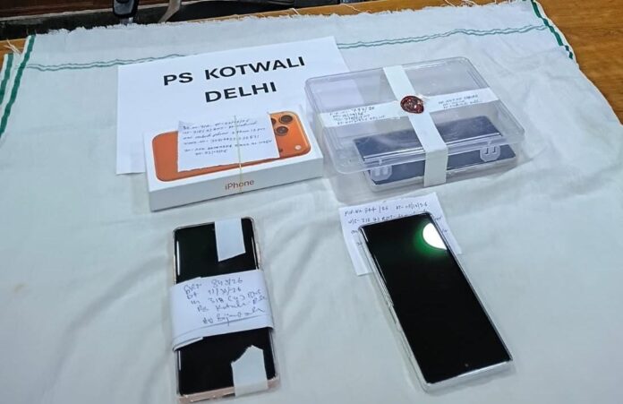 Mobile Fraud Racket Busted in Chandni Chowk; Four Shopkeepers Arrested