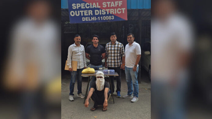 Alleged Himanshu Bhau Gang Member Arrested in Delhi with Two Country-Made Pistols Delhi Police arrested a 24-year-old man allegedly linked to the Himanshu Bhau gang in Sultanpuri, recovering two pistols and three live cartridges.