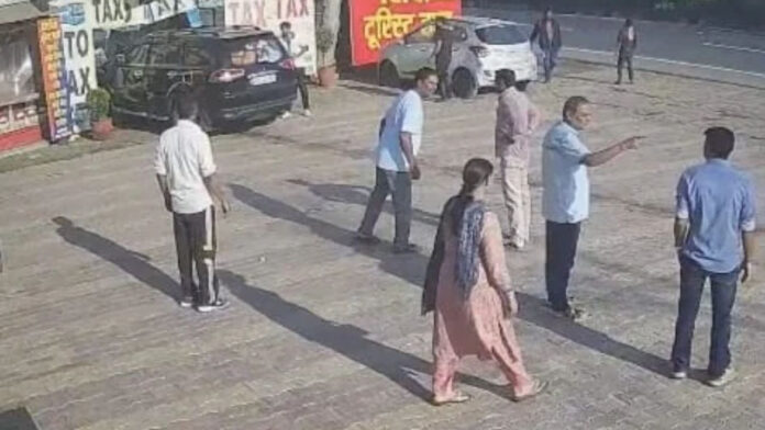 Uncontrolled SUV Crashes into Kiosk Outside Muzaffarnagar Highway Dhaba, Motorcyclist Narrowly Escapes