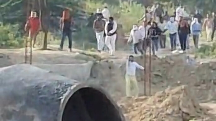 Firing Erupts During Plot Boundary Dispute, People Hide Behind Bricks to Save Their Lives