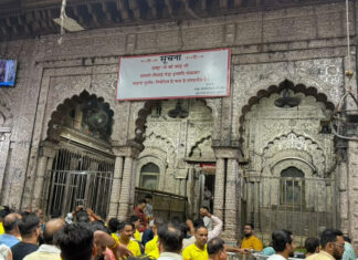 Banke Bihari Temple Bans Throwing Flowers and Prasad Towards Deity