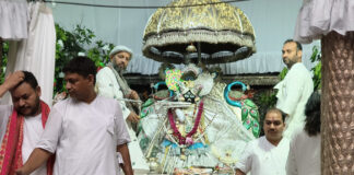Banke Bihari to Appear as Flute-Playing Krishna on Sharad Purnima, a Rare Annual Darshan Banke Bihari will appear in a rare flute-bearing form on Sharad Purnima, as Vrindavan temples prepare special adornments, offerings and arrangements.