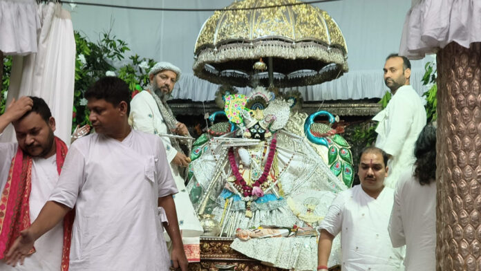 Banke Bihari will appear in a rare flute-bearing form on Sharad Purnima, as Vrindavan temples prepare special adornments, offerings and arrangements.
