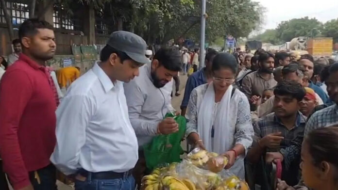 Blooms International India Distributes Fruits and Juice to Patients Outside AIIMS Delhi