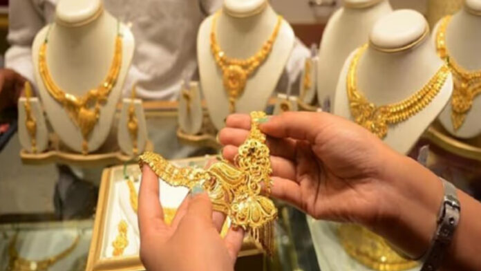 Buying gold for your loved one on Karwa Chauth, know what to keep in mind