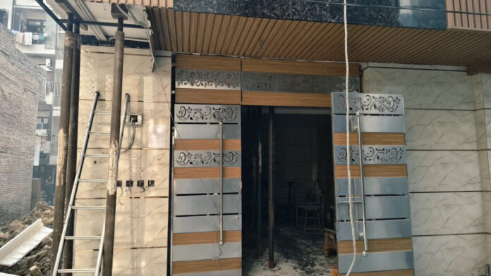 Excavation Triggers Panic in East Delhi’s Pandav Nagar as Cracks Appear in Four-Storey Buildings