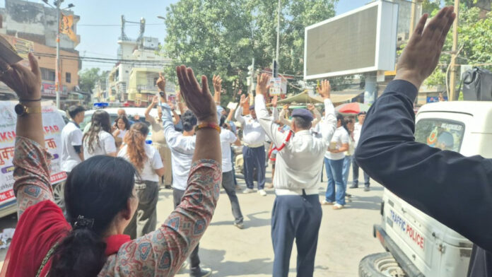 Street play in Gandhi Nagar exposes the dangers of negligence; 280 people learn the mantra of safe travel