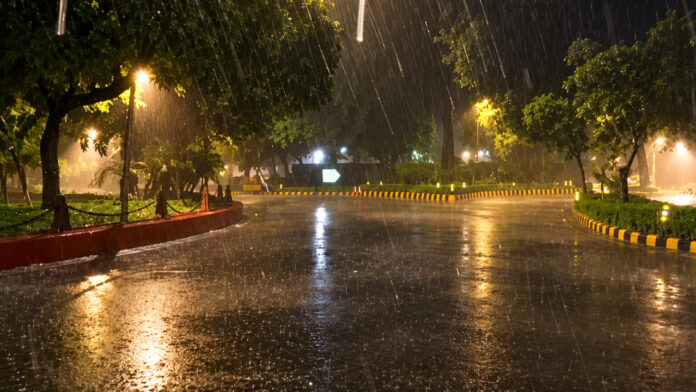 Delhi-NCR Weather: Heavy Rain and Thunderstorm Hit the Region at Midnight, Temperature Drops