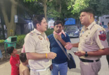 Delhi Police Inspector Rushes Man Injured by Chinese Manjha to Hospital, Helps Save His Life