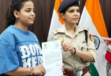 Delhi's Brave Daughter Chases Mobile Snatchers on Scooter, Gets Two Arrested