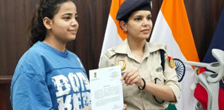 Delhi's Brave Daughter Chases Mobile Snatchers on Scooter, Gets Two Arrested