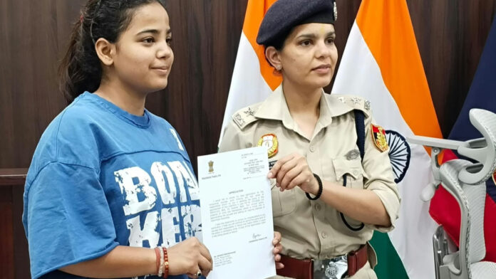 Delhi's Brave Daughter Chases Mobile Snatchers on Scooter, Gets Two Arrested