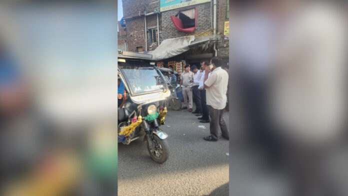 Delhi Traffic Police Seize Five E-Rickshaws, Issue 112 Challans in Anti-Encroachment Drive