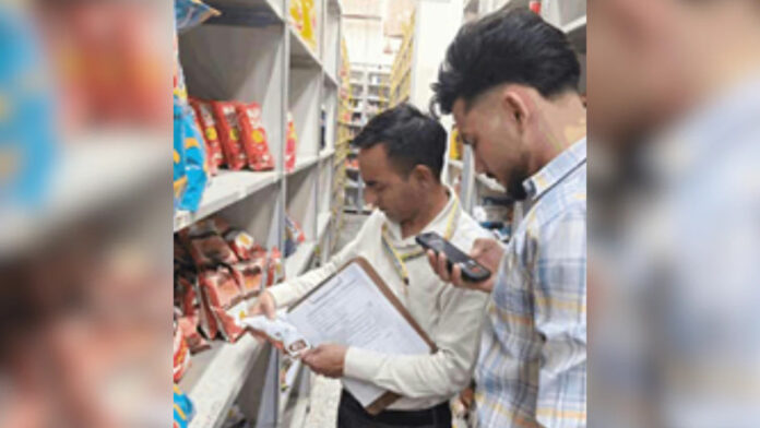 Food Safety Department Issues Notices to 16 E-Commerce Warehouses and Stores in Greater Noida Greater Noida food safety officials inspected 18 e-commerce facilities, issued 16 notices, halted one store’s operations and collected food samples for testing.