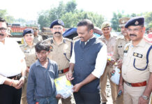 Ghaziabad Police Distribute Food to Needy Families in Slums, Commissioner Hears Residents’ Concerns