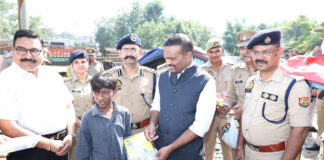 Ghaziabad Police Distribute Food to Needy Families in Slums, Commissioner Hears Residents’ Concerns