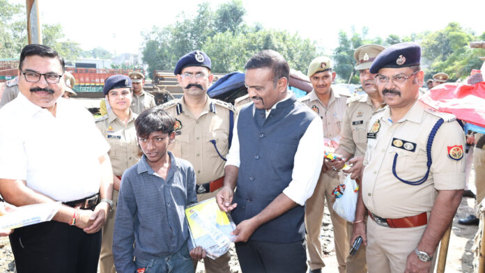 Ghaziabad Police Distribute Food to Needy Families in Slums, Commissioner Hears Residents’ Concerns