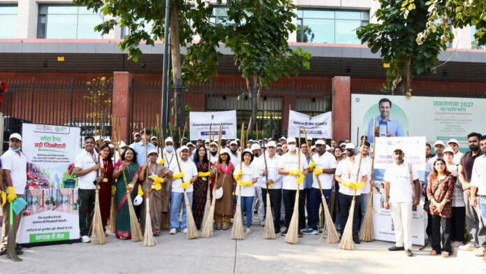 Health Ministry Officials Take to the Field With a Commitment to Cleanliness