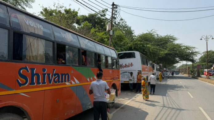 Mathura-Vrindavan Road in Danger as Tourist Buses Park Illegally, Commuters at Risk