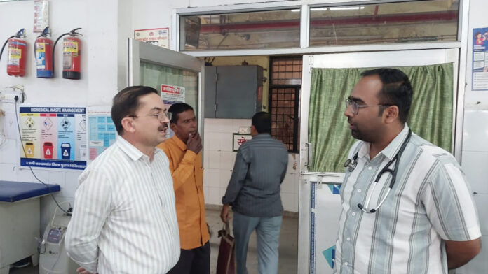 Muzaffarnagar CMO Dr Sunil Teotia Conducts Surprise Inspection, Warns Against Negligence in Emergency Care Muzaffarnagar CMO Dr Sunil Teotia inspected hospital emergency services and a nutrition centre, directing staff to ensure prompt treatment and proper patient care.