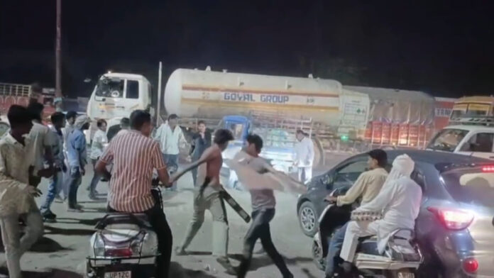 Muzaffarnagar’s Bilaspur Cut Turns Into Fight Zone After Minor Bike Collision; Video Goes Viral
