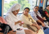 No Worries About Fellow Passengers? Girl’s Bathrobe Look and Makeup Routine on Metro Go Viral