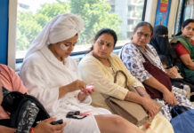 No Worries About Fellow Passengers? Girl’s Bathrobe Look and Makeup Routine on Metro Go Viral