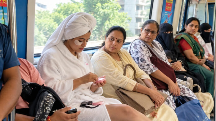 No Worries About Fellow Passengers? Girl’s Bathrobe Look and Makeup Routine on Metro Go Viral