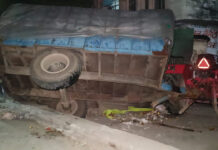 Overloaded Sugar-Laden Tractor-Trolley Hits Apple Vendor in Muzaffarnagar, Leaves Him Seriously Injured A speeding, overloaded sugar-laden tractor-trolley seriously injured an apple vendor in Muzaffarnaga