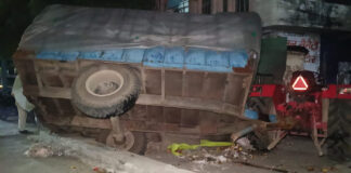 Overloaded Sugar-Laden Tractor-Trolley Hits Apple Vendor in Muzaffarnagar, Leaves Him Seriously Injured A speeding, overloaded sugar-laden tractor-trolley seriously injured an apple vendor in Muzaffarnaga